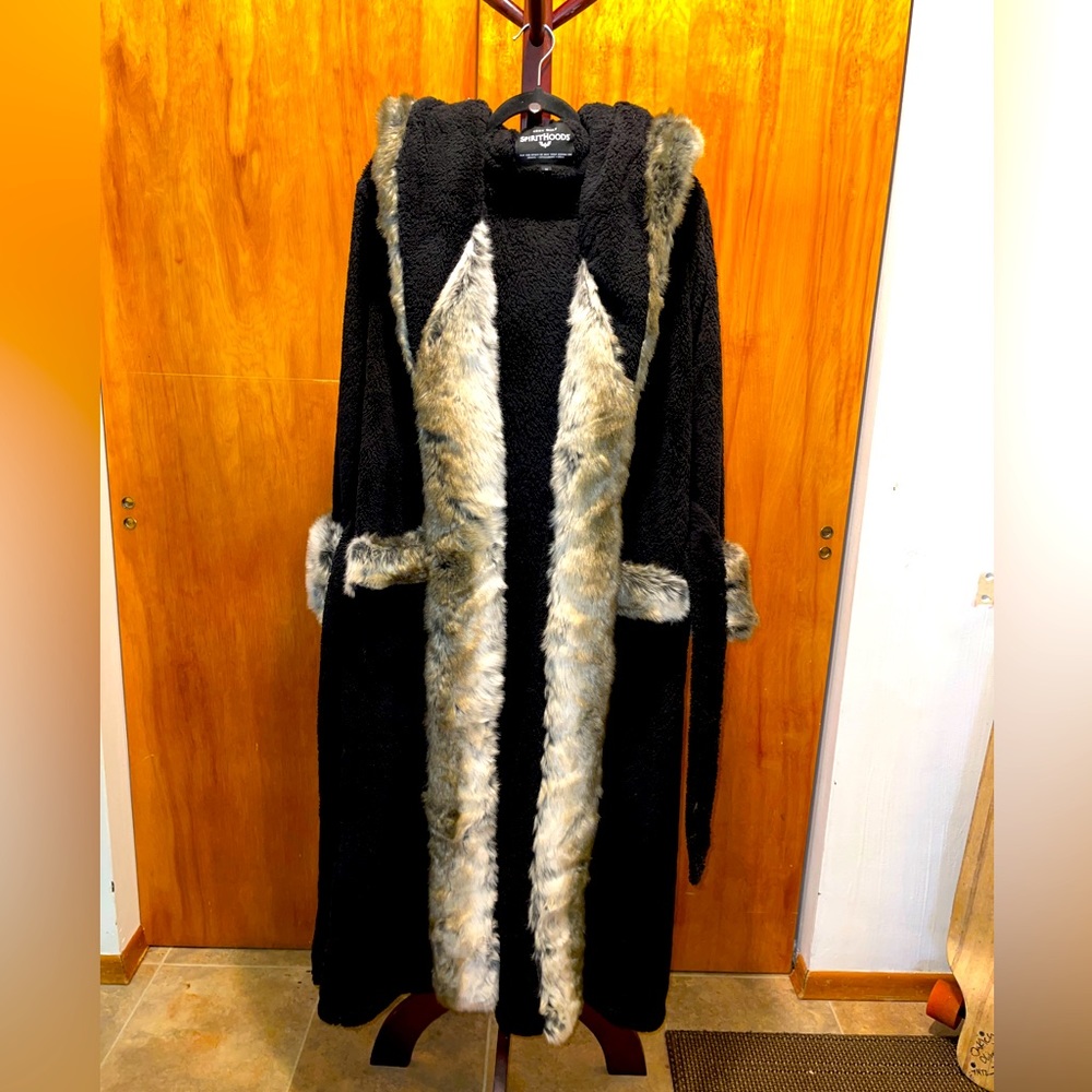 NWT SPIRITHOODS 🐺”Grey Wolf” Fur Trimmed Plush Robe SZ M